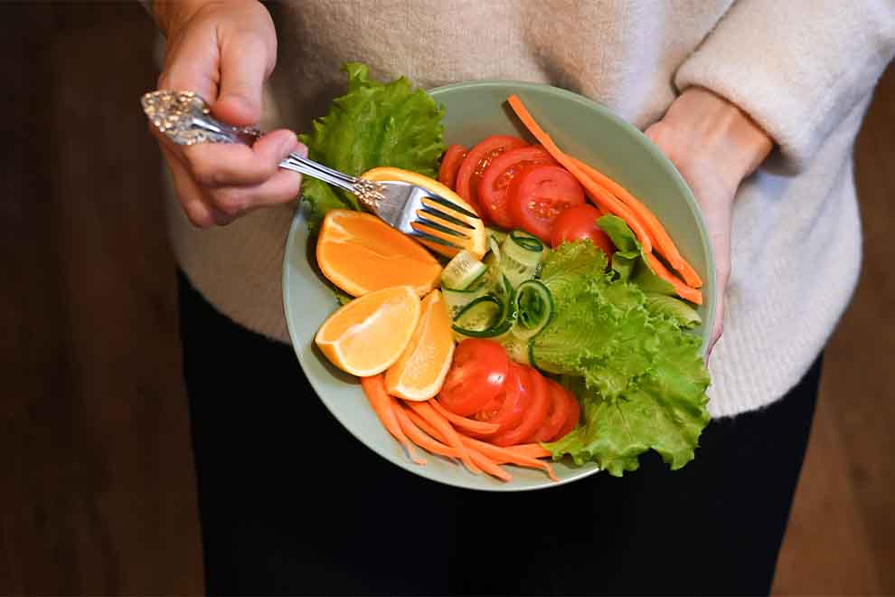 Salada fresca com legumes e frutas cítricas