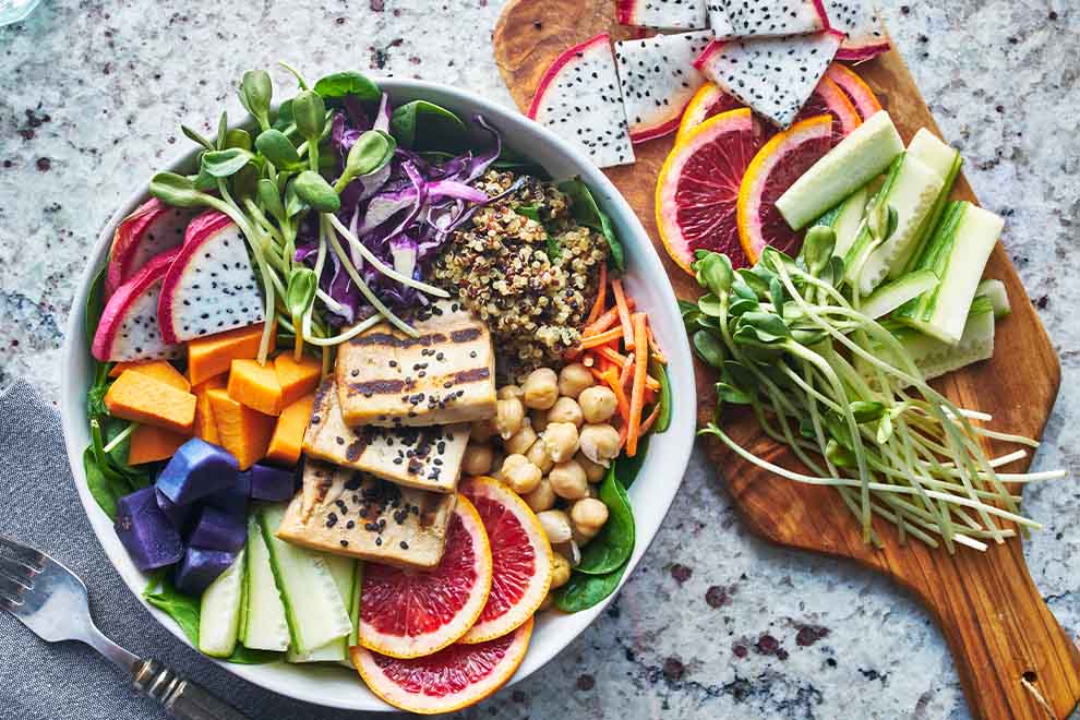 Salada colorida com grãos, vegetais e frutas frescas