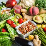 Variedade de frutas e vegetais frescos e saudáveis