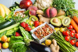 Variedade de frutas e vegetais frescos e saudáveis