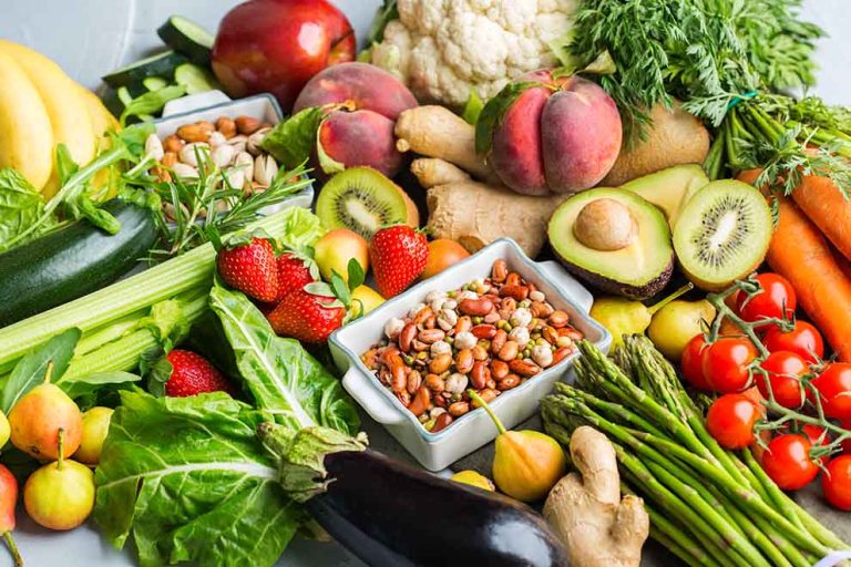Variedade de frutas e vegetais frescos e saudáveis