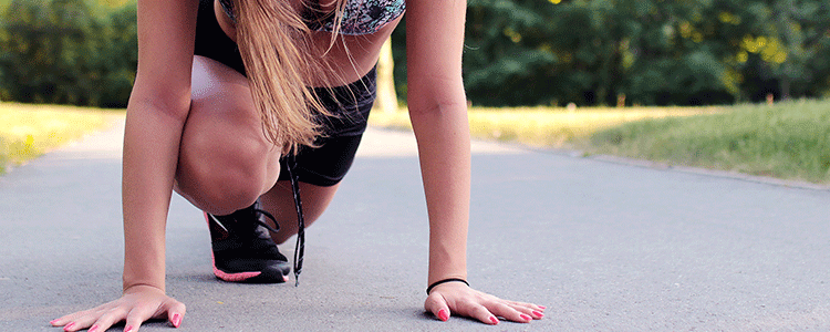 Mulher ajoelhada preparada para corrida