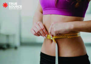 mulher medindo a cintura com fita métrica