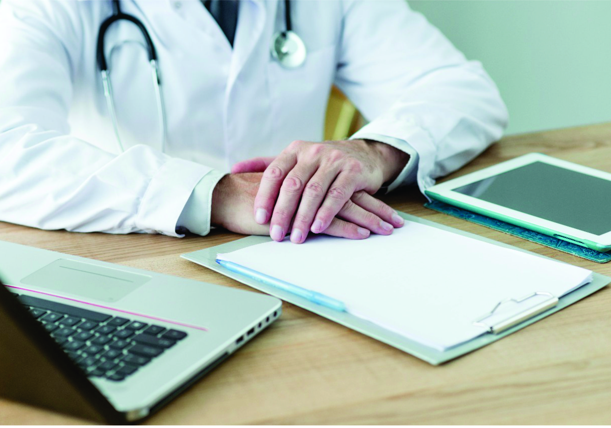 post blog 8 mãos de um médico em uma mesa com papéis
