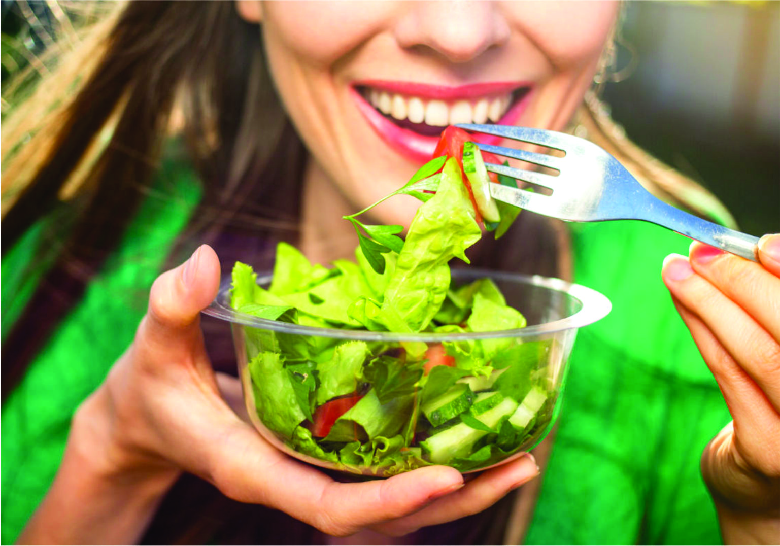 Dieta Vegana mulher comendo salada