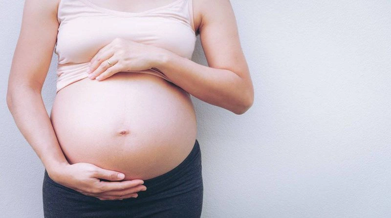 conta gestacao semanas imagem recortada no tronco e com close em uma barriga de grávida