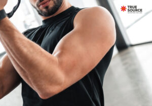 Homem flexionando o músculo do braço