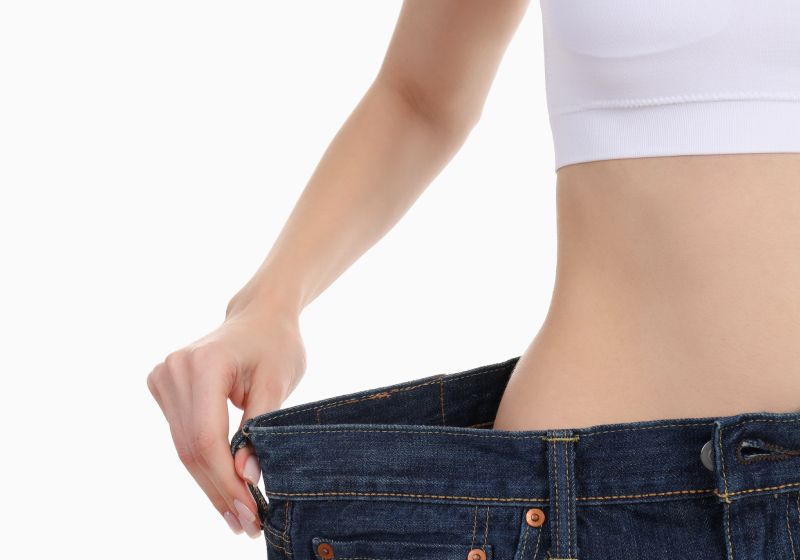 mulher vestindo calça jeans larga