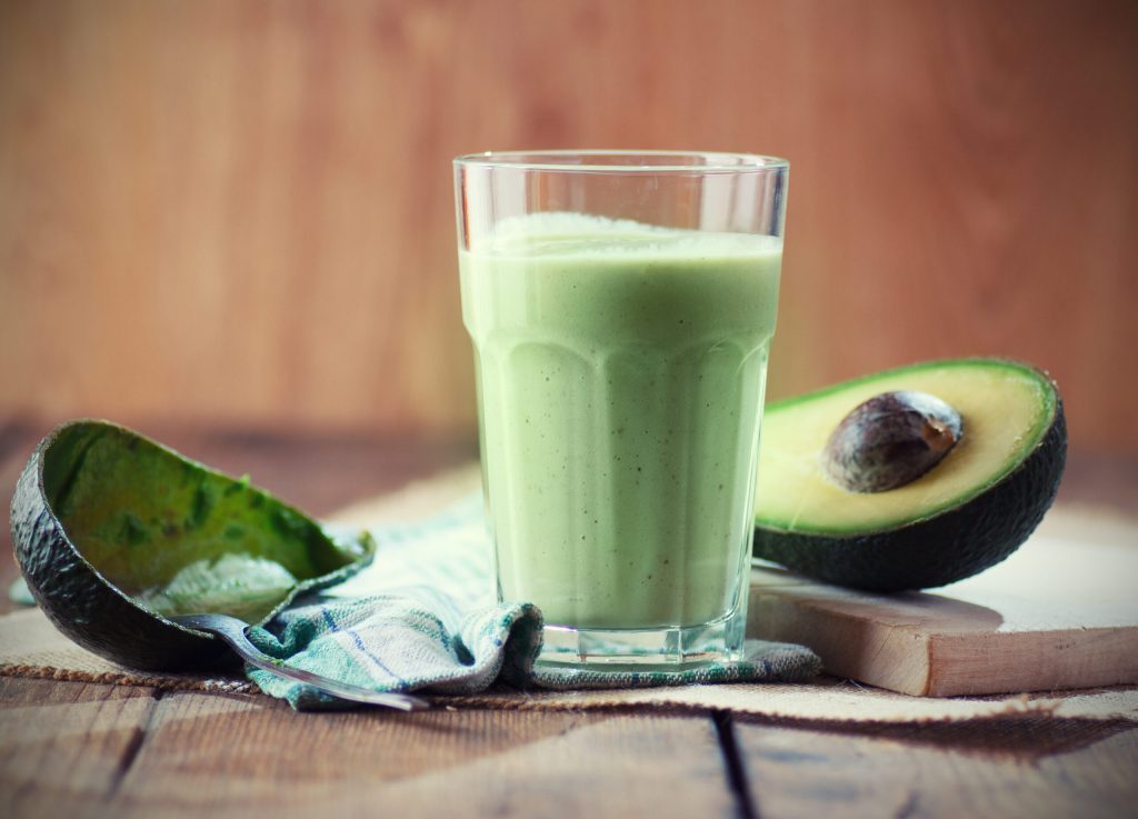 Copo de vidro com vitamina de abacate