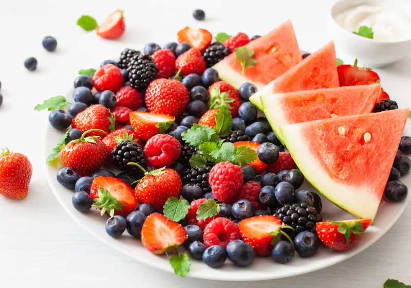 frutas prato de fruta com morango blueberry, amora, cereja e melancia