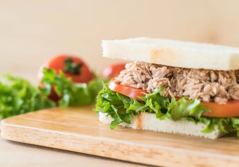 sanduiche com alface e atum sanduíche de atum com alface e tomate em cima da tabua