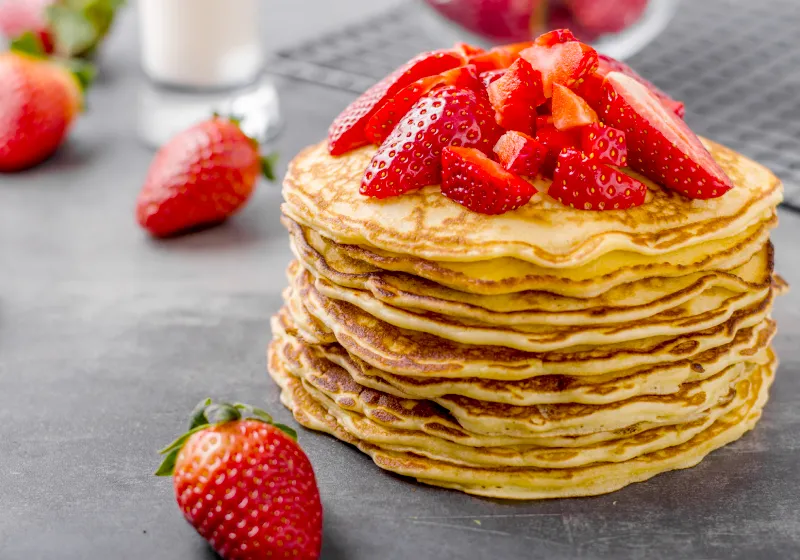 Panqueca de whey protein com morango Panqueca de whey protein com morango em cima
