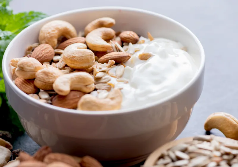 Iogurte natural com granola tigela de iogurte com granola de aveia e amêndoa