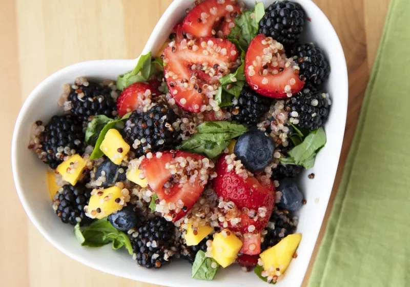salada de fruta com quinoa tigela de coração com salada de fruta com quinoa