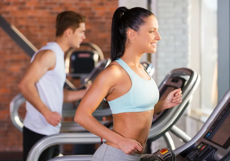 Homem e mulher andando na esteira