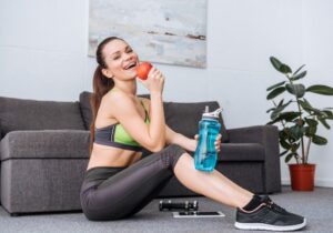 mulher sentada no chão treinando