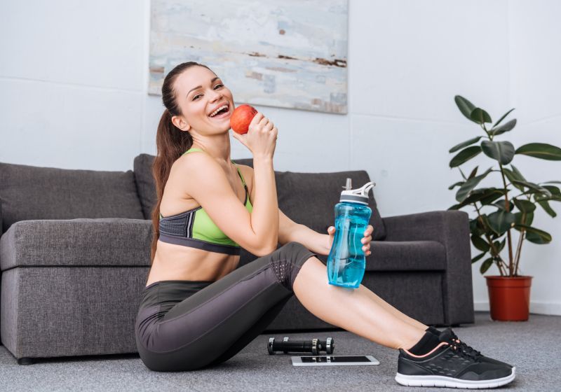 mulher sentada no chão treinando