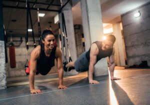 homem e mulher fazendo flexão de braço