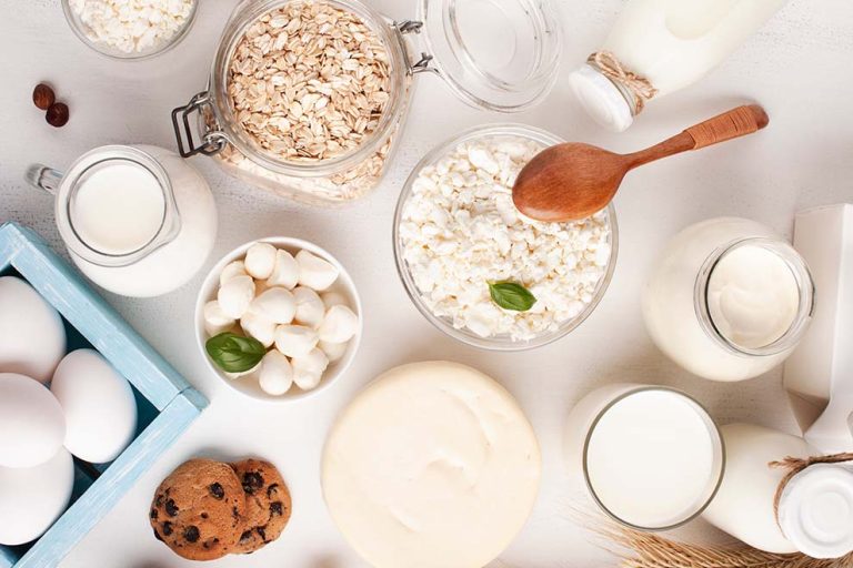 Ingredientes lácteos e cereais saudáveis em mesa de cozinha
