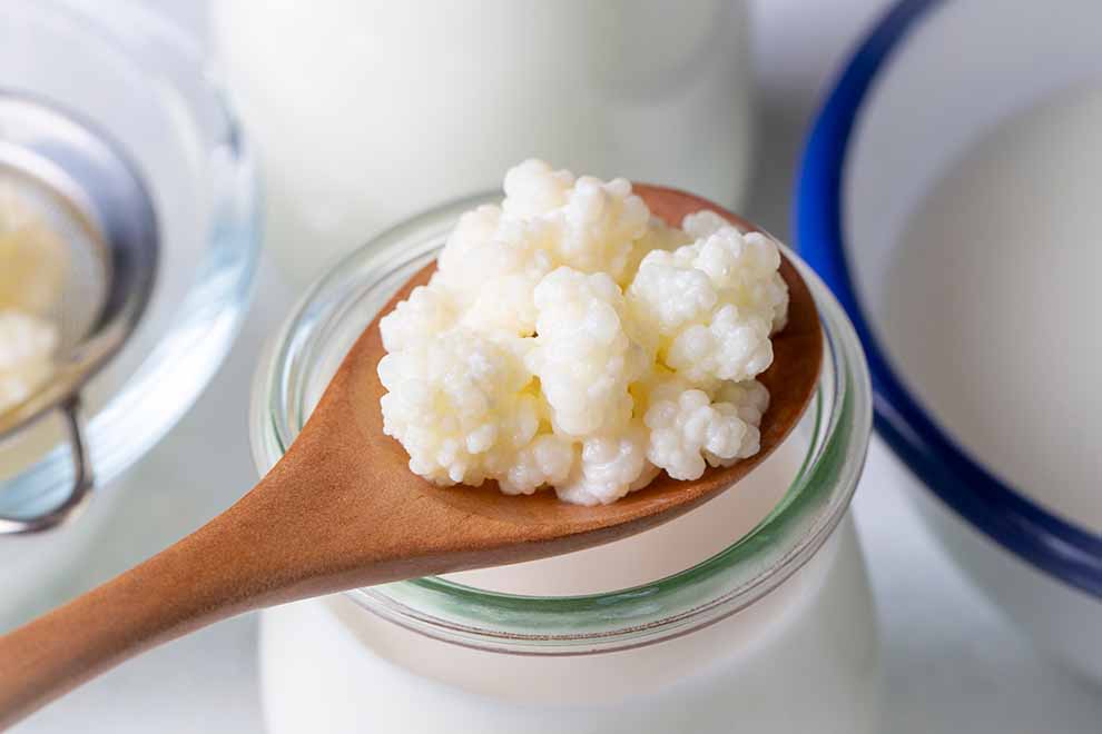 Kefir em colher de madeira, saudável e nutritivo.