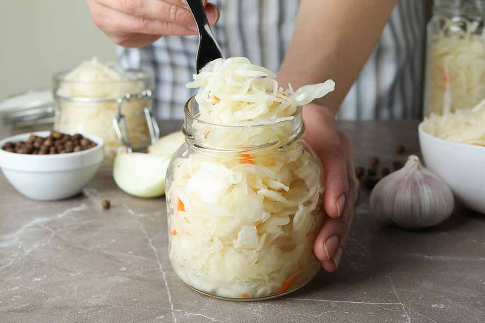 Preparando chucrute em frasco de vidro