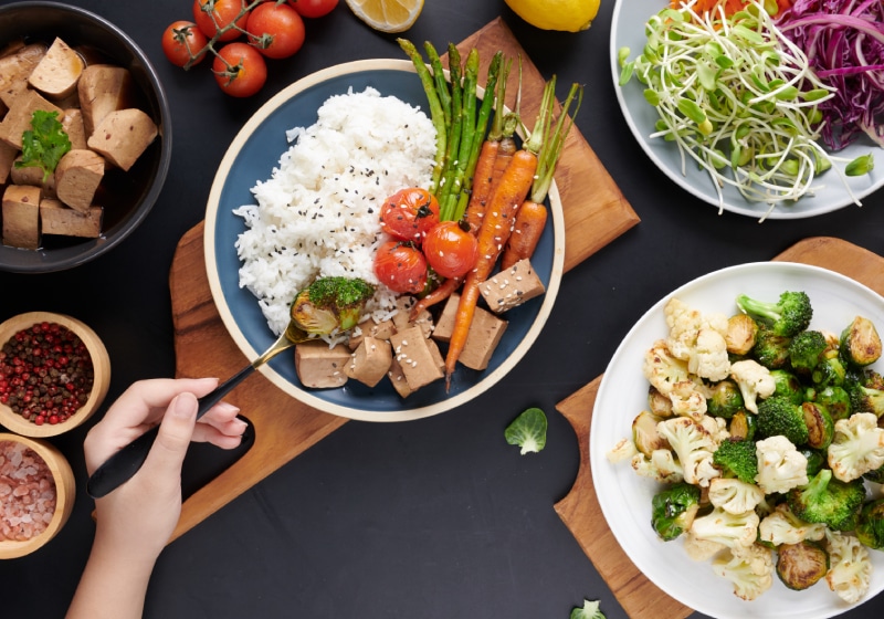 alimentação saudável vista de cima de uma mesa com pratos de comida saudável