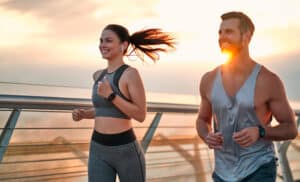 Homem e mulher correndo