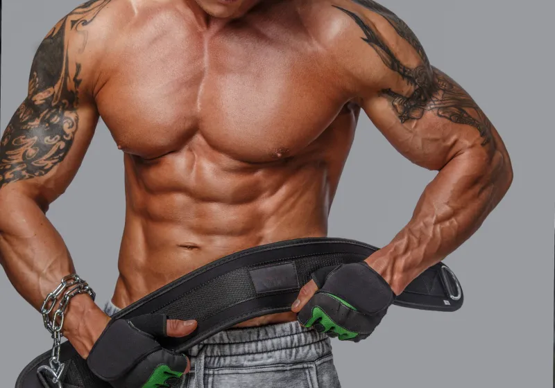 homem musculo segurando cinturando de exercício