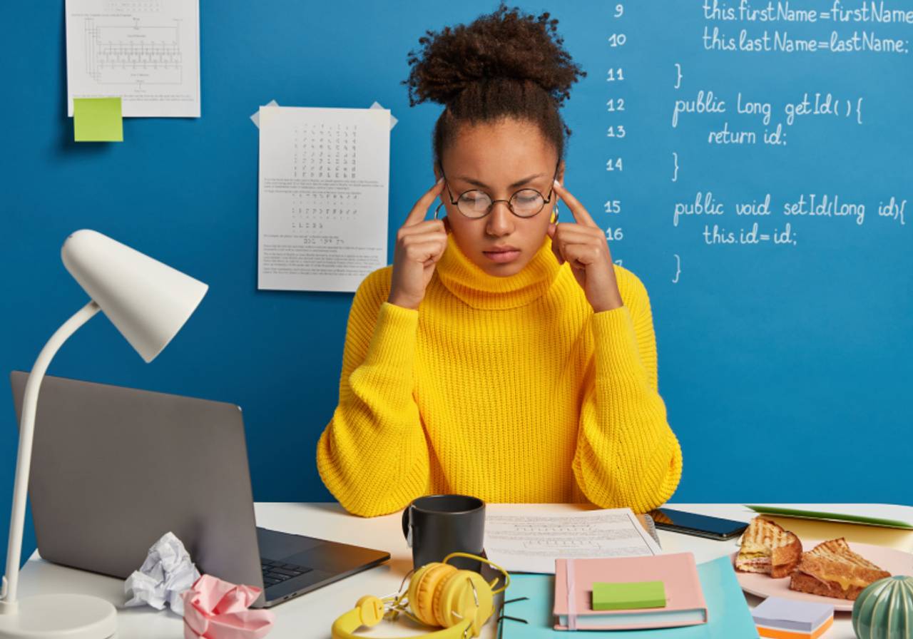 Mulher se concentrando em sua mesa de trabalho