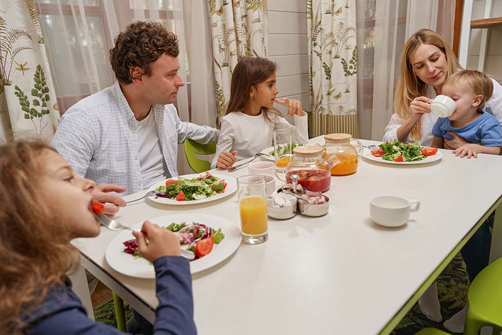Família reunida à mesa durante o café da manhã