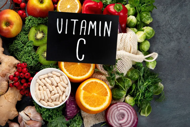 2. Vitaminas C mesa com frutas e legumes com vitamina C