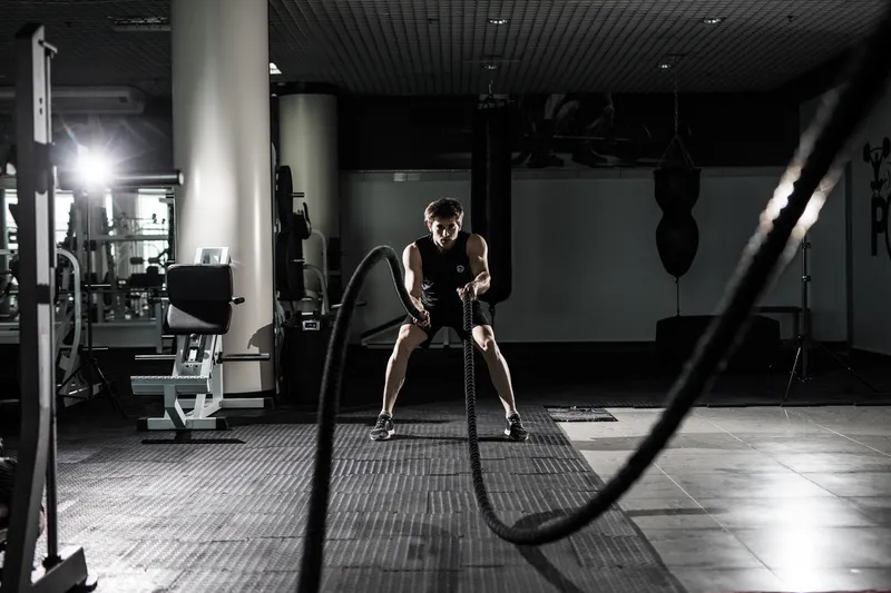 homem fazendo cardio nas cordas
