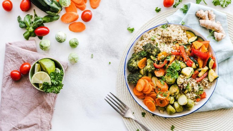 imagem mostra refeição super colorida, cheia de legumes