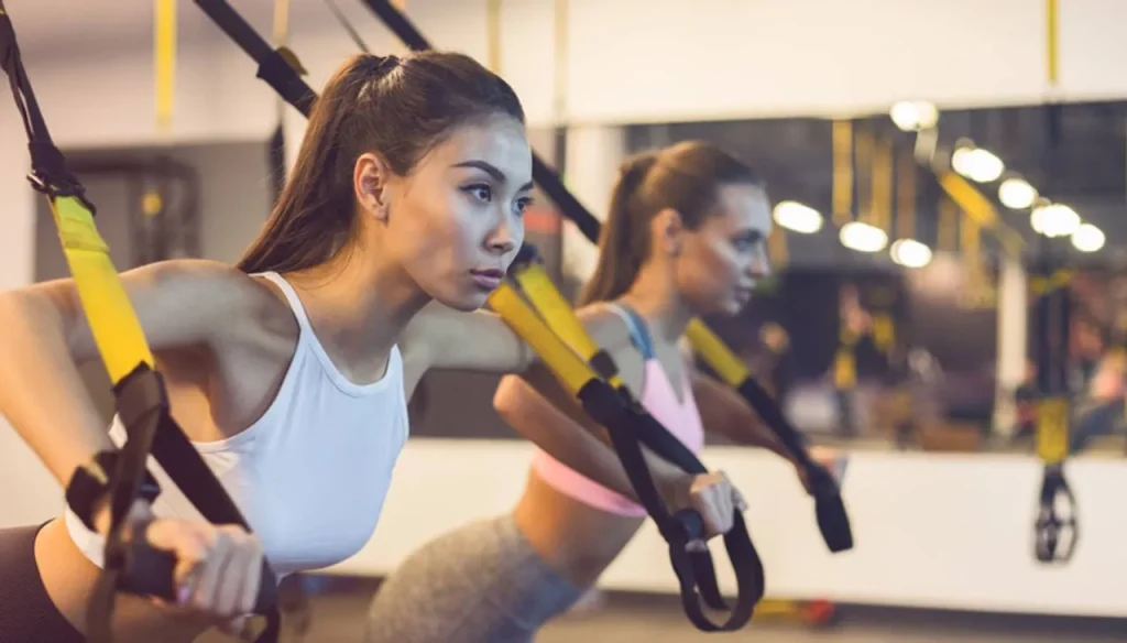 meninas treinando ombro