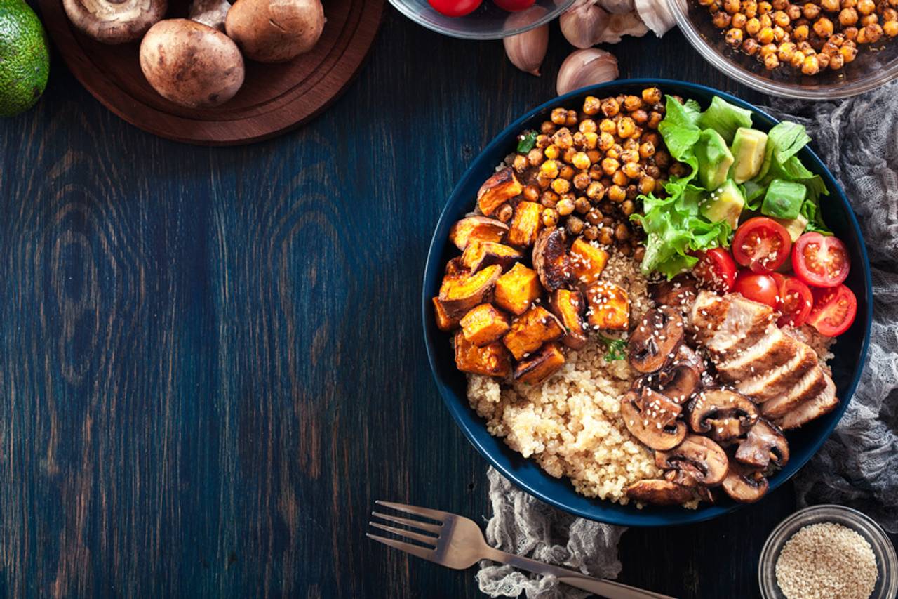 salada com vários legumes 
