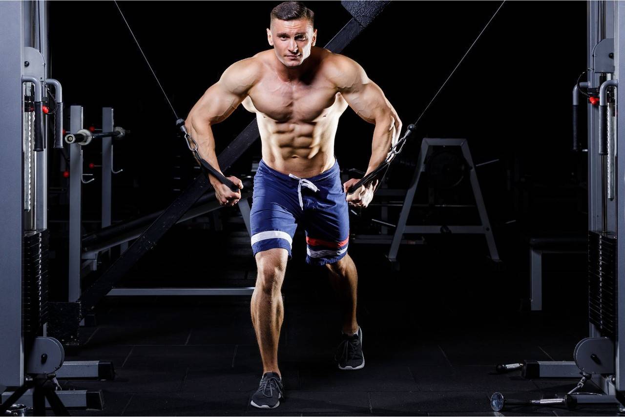 pessoa na academia treinando