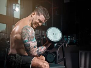 homem na academia levantando halter