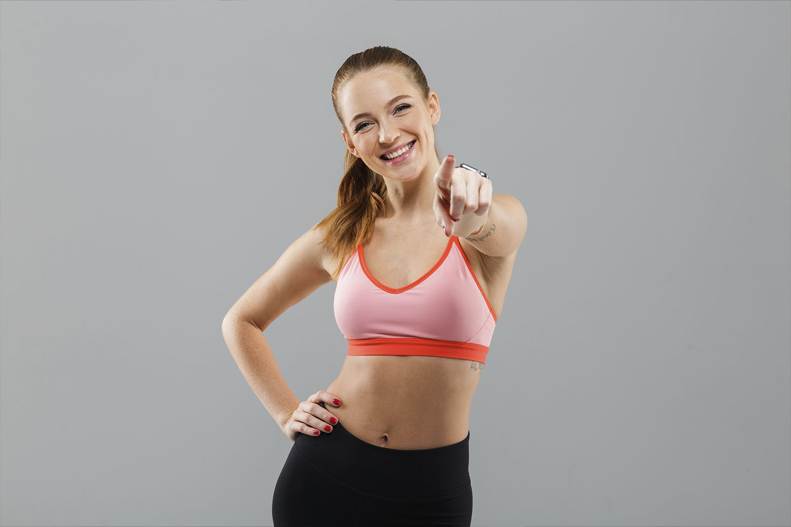 modelo na academia sorrindo