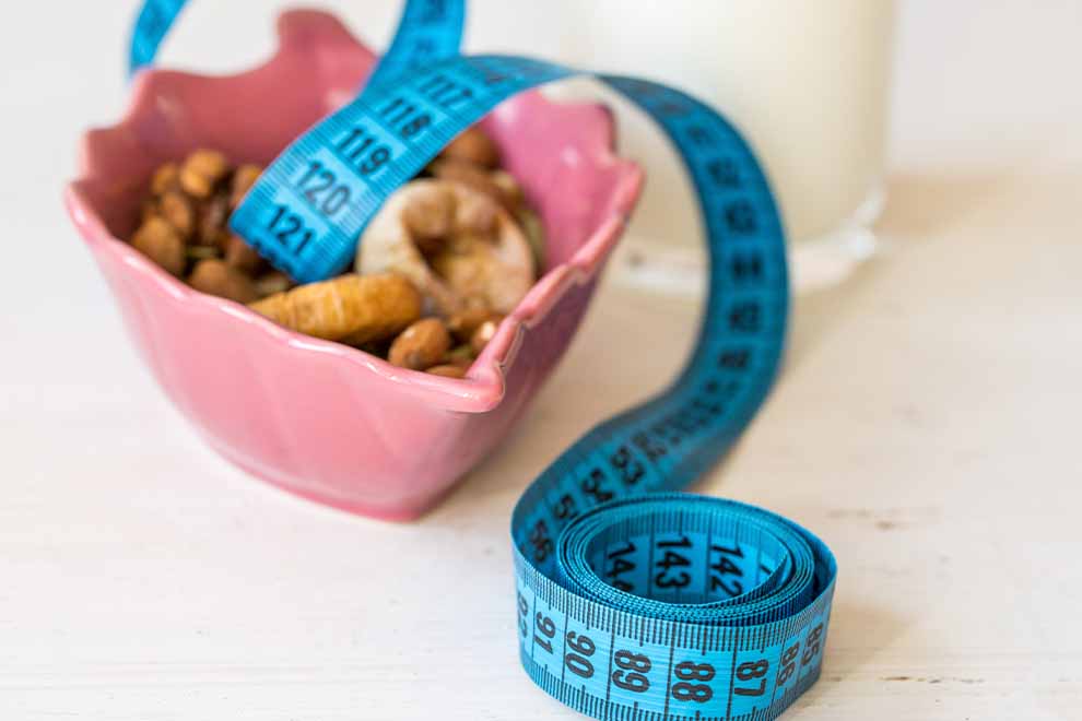 calorias Tigela de petiscos e fita métrica azul
