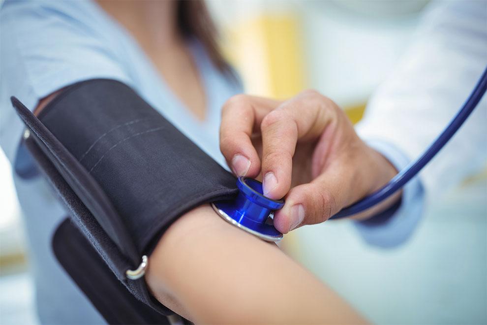 pressão arterial uma pessoa checando sua pressão arterial com um médico