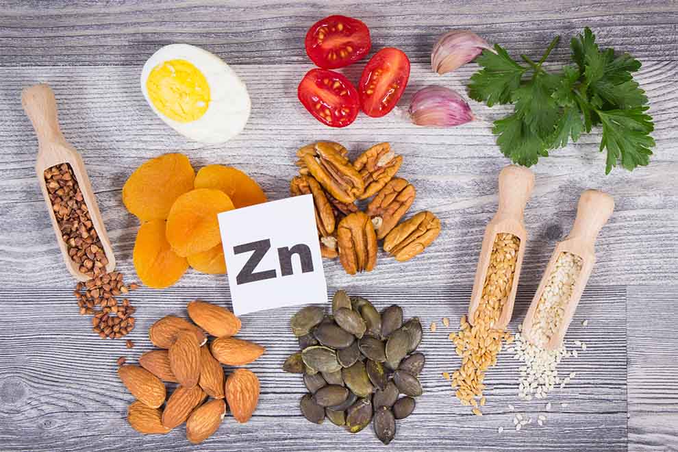 Alimentos ricos em zinco: nozes, sementes e ervas.