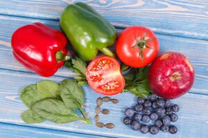 Variada seleção de vegetais e frutas frescas