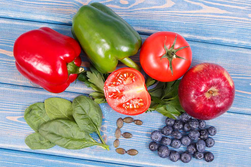 Variada seleção de vegetais e frutas frescas