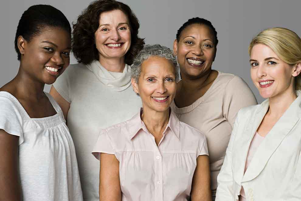 um grupo de mulheres de meia idade na menopausa em um fundo claro e iluminação levemente escura