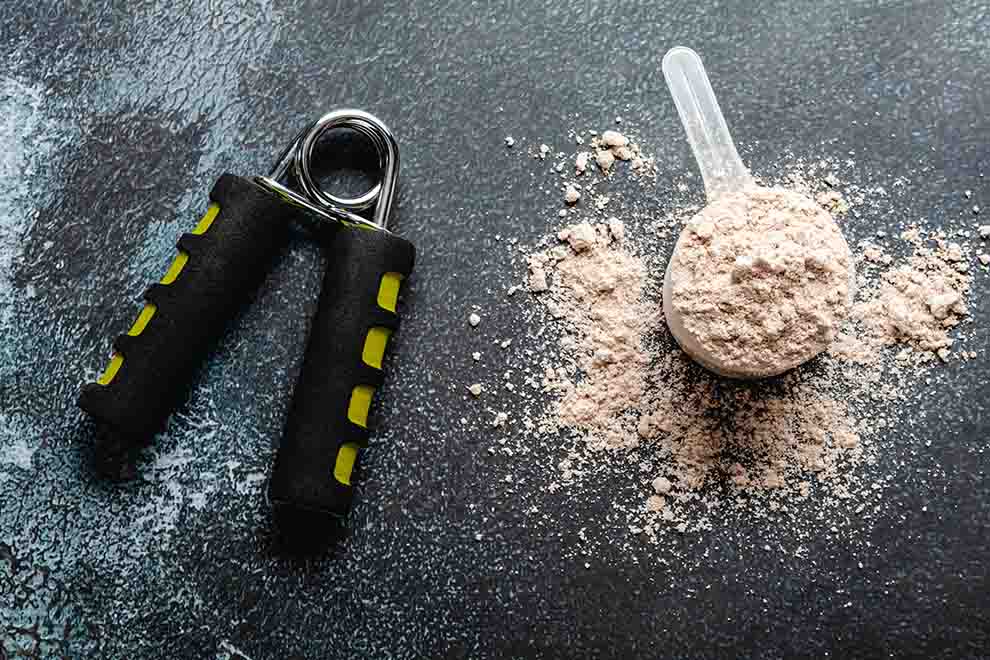 Equipamento de treino e colher de proteína em pó