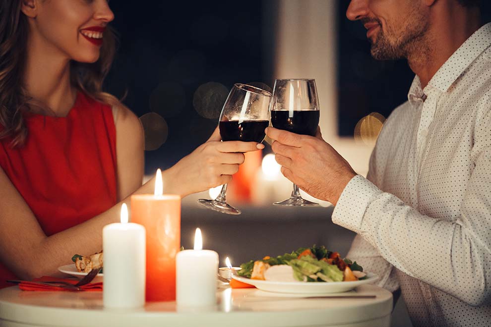 casal possuindo um jantar romantico em casa a luz de velas