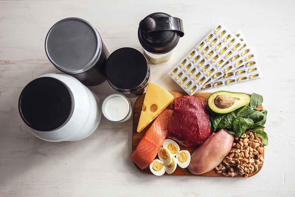 Mesa com alimentos saudáveis e suplementos nutricionais