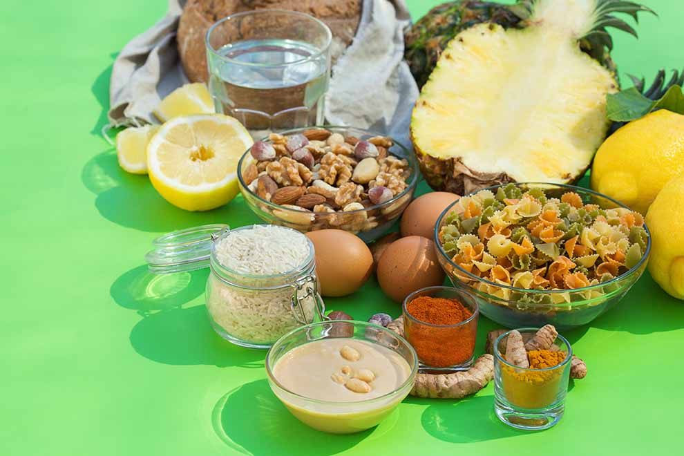alimentos ricos em eletrólitos Ingredientes saudáveis sobre fundo verde.