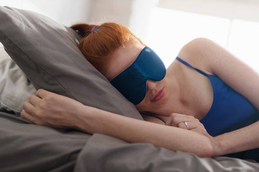 Mulher descansando com máscara de sono