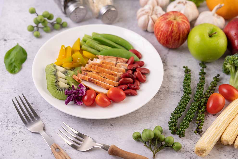 Prato colorido com frutas e legumes variados